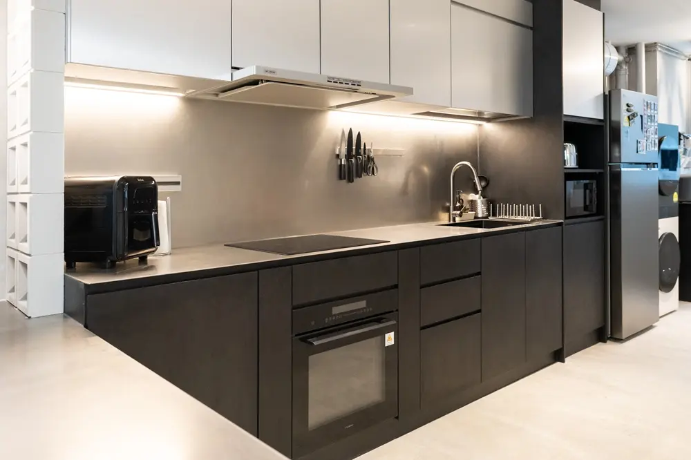 Easy-to-Maintain HDB Kitchen Layout サイズ調整.webp